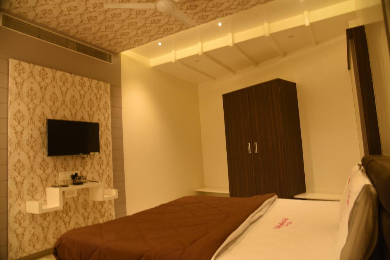 Hotel Pushpak Satara Zewnętrze zdjęcie