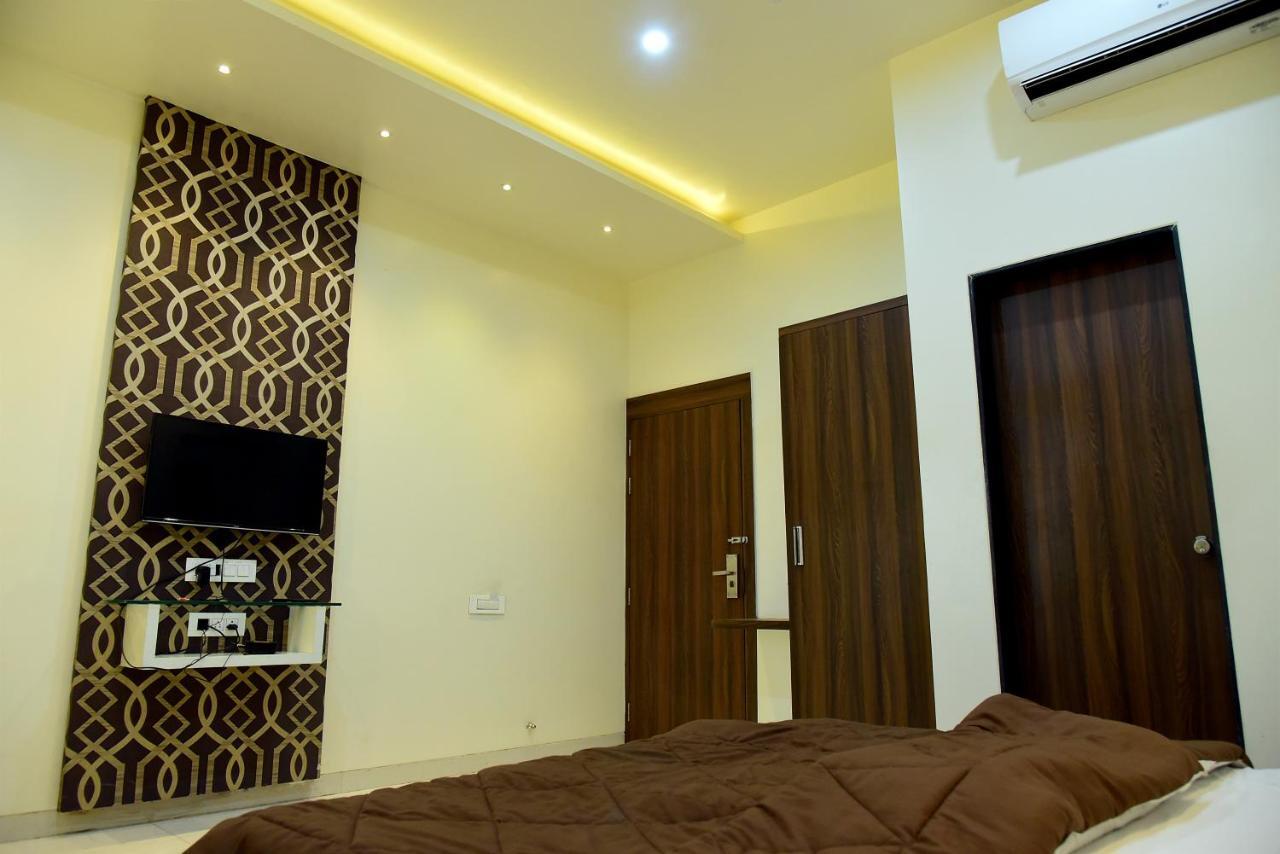 Hotel Pushpak Satara Zewnętrze zdjęcie