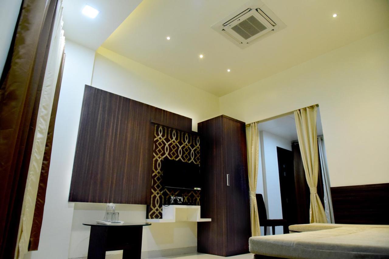 Hotel Pushpak Satara Zewnętrze zdjęcie